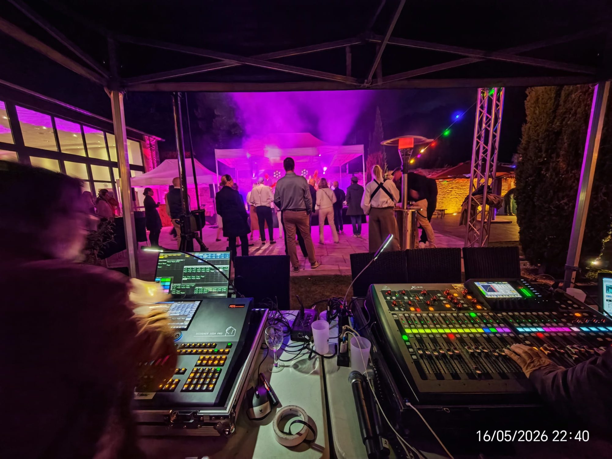 Derrière la console son et lumière en Festival